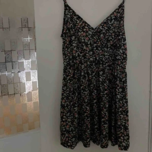  - Jättesöt blommig klänning från bikbok. Passar även en S/M. Köparen står för frakten 