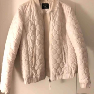  - Beige jacka från Lindex stl M