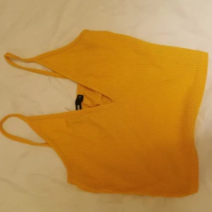 Gult linne  - Aldrig användt. Storlek xs  från bikbok 