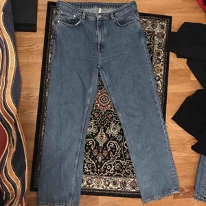 Weekday wide voyage jeans - Använda några gånger men köptes i fel storlek,alltså nästan oanvänd. Modell är voyage