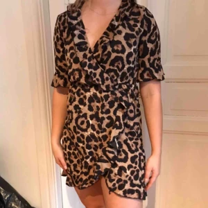  - Fin leopard klänning. Den går omlott❤️