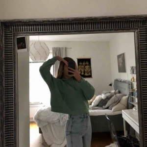  - Jätteskön hoodie från monki🥰 Används runt 2/3 gånger så knappt använd🙂