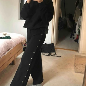  - Fina svarta kostym byxor med nitar, väldigt skönt material. Storlek XS men är någorlunda större och passar mig som är S/36. Kommer från Neon/Hart.