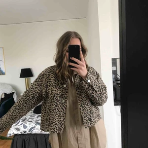  - Croppad jeansjacka i leopard, använd enstaka gånger🤗 jackan är en medium så är du en xs/s som mig själv sitter den precis lagom oversized🤩✨ Går att mötas upp i Oskarshamn/Kalmar, annars tillkommer frakt!!!