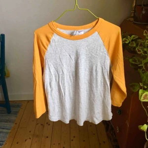  - Baseballtröja från HM med gula ärmar. Använd fåtal gånger så i mycket bra skick. 