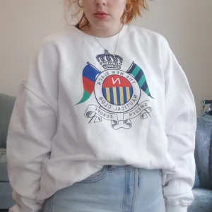 New black crewneck stl XXL  - Crewneck från New Black, är en herr XXL men jag älskar att ha den som oversize 🔥Skriv vid frågor eller om du vill ha fler bilder. Frakt ca 66kr