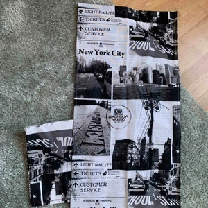  - Helt nya oanvända gardiner med svart vitt NewYork tema från Hemtex! Mått: B: 44cm H: 2.35m