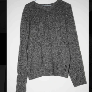  - Stickad, v-ringad Armani tröja. Grå, som ”bräckt” vit och svart. Varm i ull!  Den passar absolut en M men sitter lite mer ledigt på en S