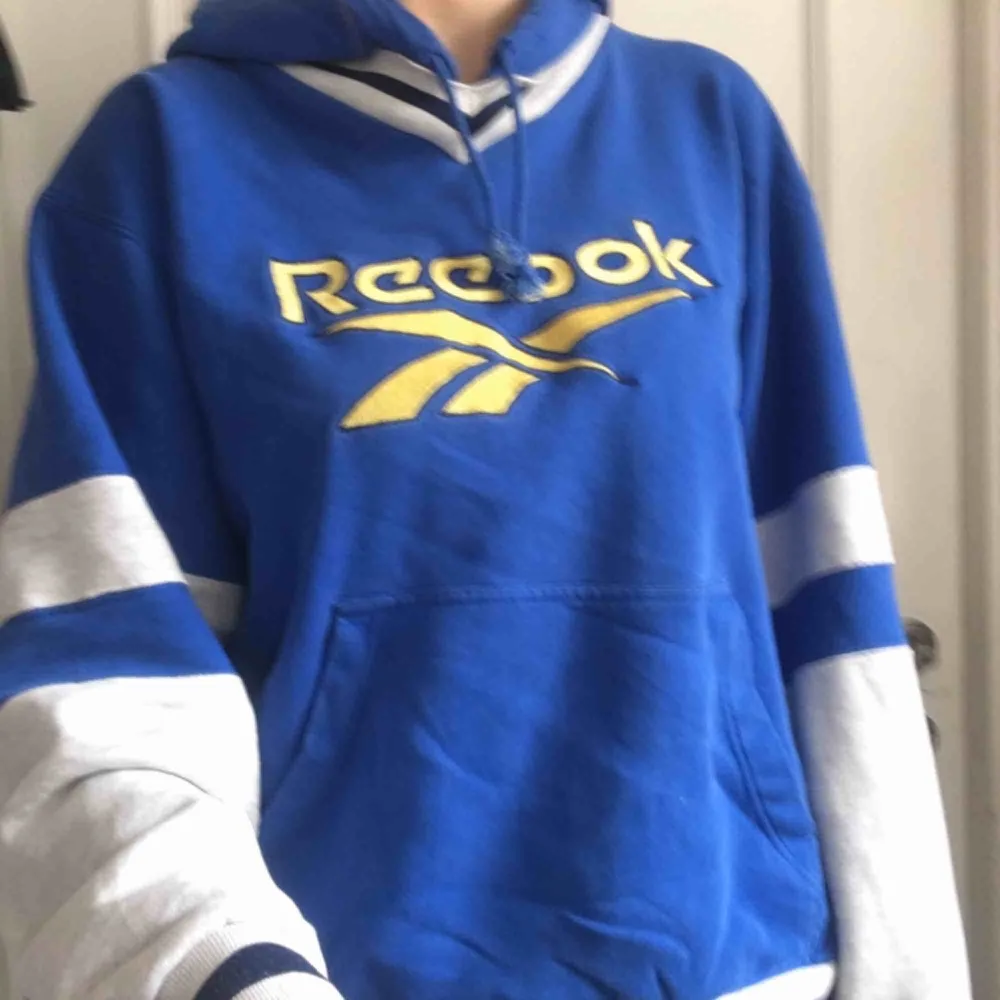 Jätte fin Reebok hoodie i bra kvalitet! Kan mötas upp lite varsom i Stockholm <33. Hoodies.