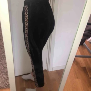 Leopard kostymbyxor - Fina kostymbyxor med leopardmönster på sidorna och fickor. Använt fåtal gånger och säljer pågrund av alldeles för små💞 