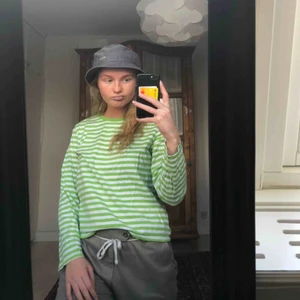 Randig t-shirt - grön/vit randig longsleeve från Monki. Tröjan är välanvänd, men fortfarnde i bra skick. Säljer på grund av att den blivit för liten för mig. Frakt tillkommer!