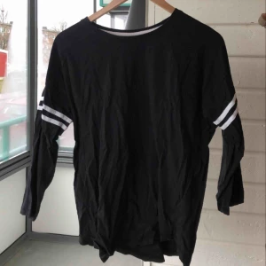  - Tröja som passar storlek S/M. Säljes för 50kr. Kan mötas upp i Örebro.