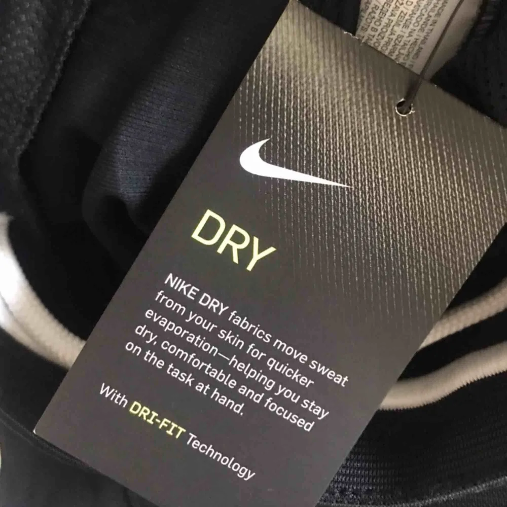 Svarta träningsshorts från Nike, aldrig använda (prislapp kvar). Originalpris 250kr! Har fickor och snörning 🥰. Shorts.