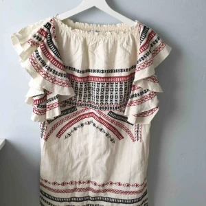  - Klänning från Zara. Kan bäras på axlarna eller Off Shoulder. Så fint mönster och volangärmar. Storlek M men tror den skulle kunna passa en S istället. Priset är inklusive frakt✨