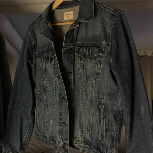  - Jeansjacka från gap, några synliga tecken på användning här och där. 