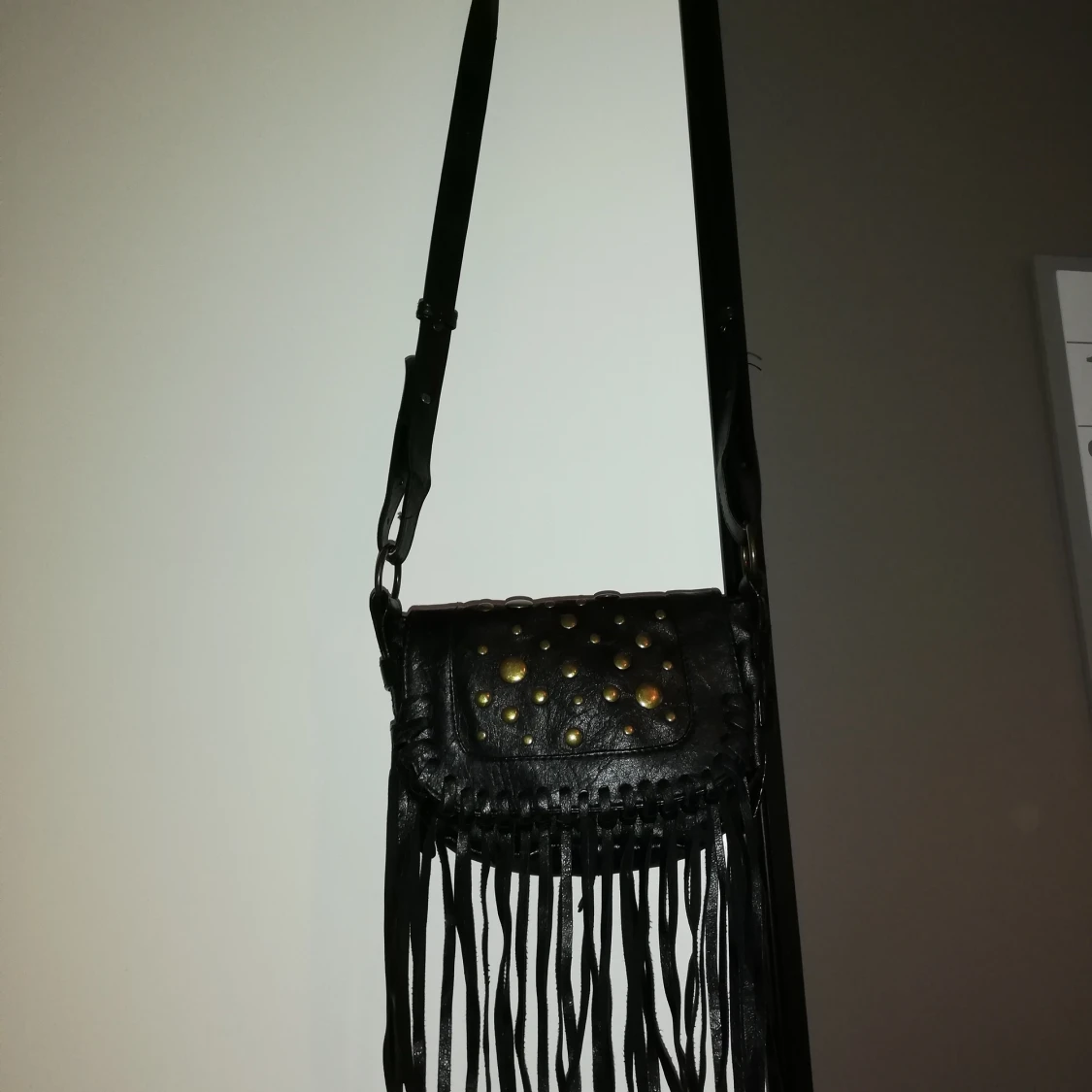 Svart skinnväska med nitar