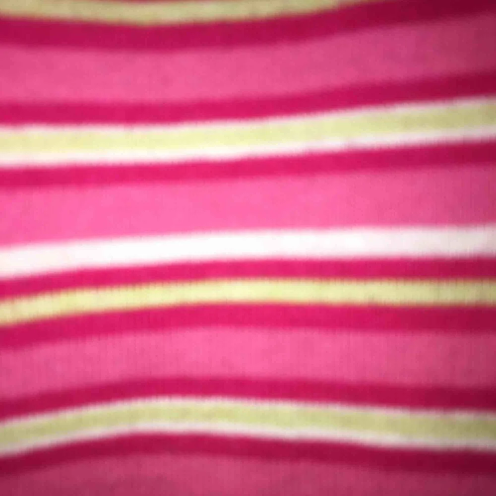 Randig långärmad tröja💓 köpt secondhand, i fint skick (saknar endast etikett) Färgerna syns på bild 2. Passar en xs-m beroende på hur man vill att den ska sitta. . Tröjor & Koftor.