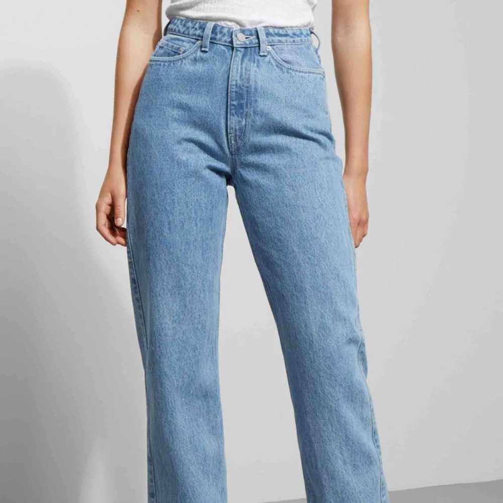 Säljer dessa sjukt snygga jeans från weekday färgen ”sky blue” som tyvärr blivit för stora för mig😔🙏🏼 Skitsnygg modell och dessa borde passa någon med 26 i midja också! Skynda köp!!!😍. Jeans & Byxor.