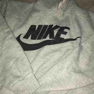 - En hoddie från Nike. Helt ny har använt 1 gång 