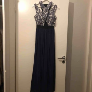  - Säljer min fina balklänning som är använd vid 2 tillfällen. Strl 36 och den är uppsydd till min längd, 161cm. Använd med och utan klackar. 