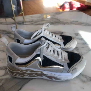  - Sandro sneakers Pris kan diskuteras vid snabb affär 