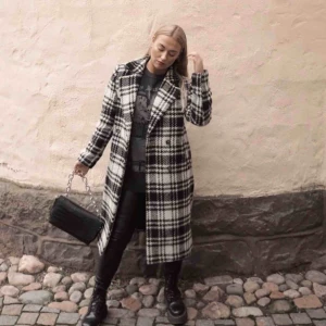  - Helt ny kappa. 600kr storlek M.  Står ej för frakt kostnad.  Frakt kostnad 140kr. 