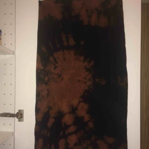  - Midikjol som går till vaderna ungefär. Använt men okej skick, blekbatikad av mig. Materialet är väldigt mjukt och stretchigt och den har resår i midjan. Frakten ingår i priset & den finns på fler sidor! 