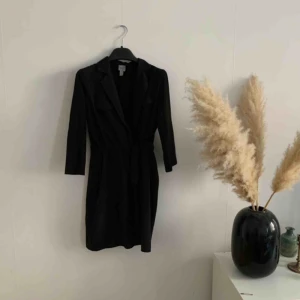 - Klänning från Asos, säljs fortfarande för 500 kr på hemsidan. Använd en gång. Kavajklänning. Storlek 36-38. 