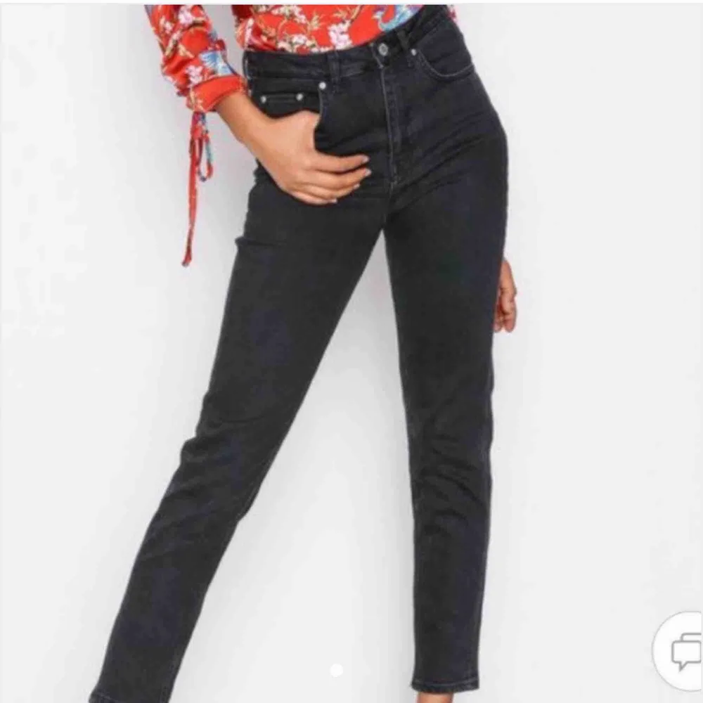 Svarta momjeans från Gina Tricot i modellen Leah, i strl 36! Säljs inte längre i butik. Fortfarande i väldigt bra skick! Köparen står för frakt☺️. Jeans & Byxor.