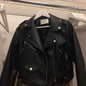  - Säljer denna superfina skinnjacka 🥰🥰i väldigt fint skick!! 