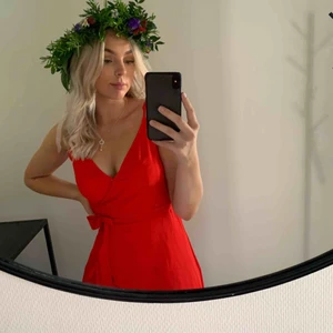  - Röd klänning från ginatricot, använd en gång