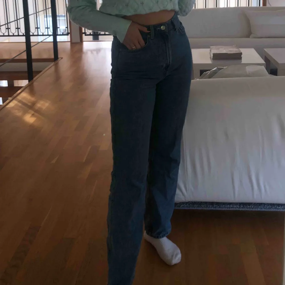 Jeansen är modellen Row ifrån Weekday, storlek 27/30. Säljer på grund av att de tyvärr blivit för stora, älskar verkligen jeansen annars. Vill man ha fler bilder är det bara att fråga! Puss. Jeans & Byxor.