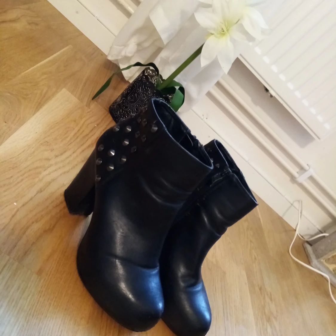 Svart pumps m nitar  - 90