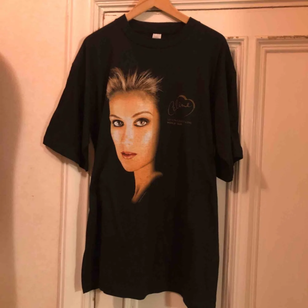 Celine Dion - Kan hämtas i Uppsala eller skickas mot fraktkostnad . T-shirts.
