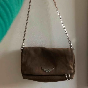  - Beige mocka zadig Voltaire väska i modellen ”Rocky”. Använd, men bra skick! 💓