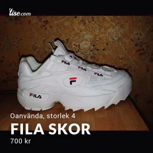 Fila skor vit  - Helt oanvända utom testade i max 5 minuter, dom är i storlek 40 men små i storleken så 39-39,5 skull jag personligen säga. Pris går o disskuteras vid snabb affär, hämtningen eller kostnaden för paketet får betalas själv