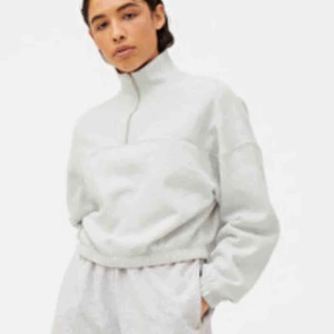  - Säljer denna exakta sweatshirten från weekday i storlek XS, nyskick. Frakt betalas av köparen och det är bara att fråga om du har några frågor😊😊