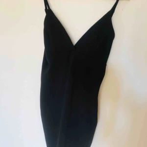  - Klänning från BikBok. Strl M.  Använd en gång. 