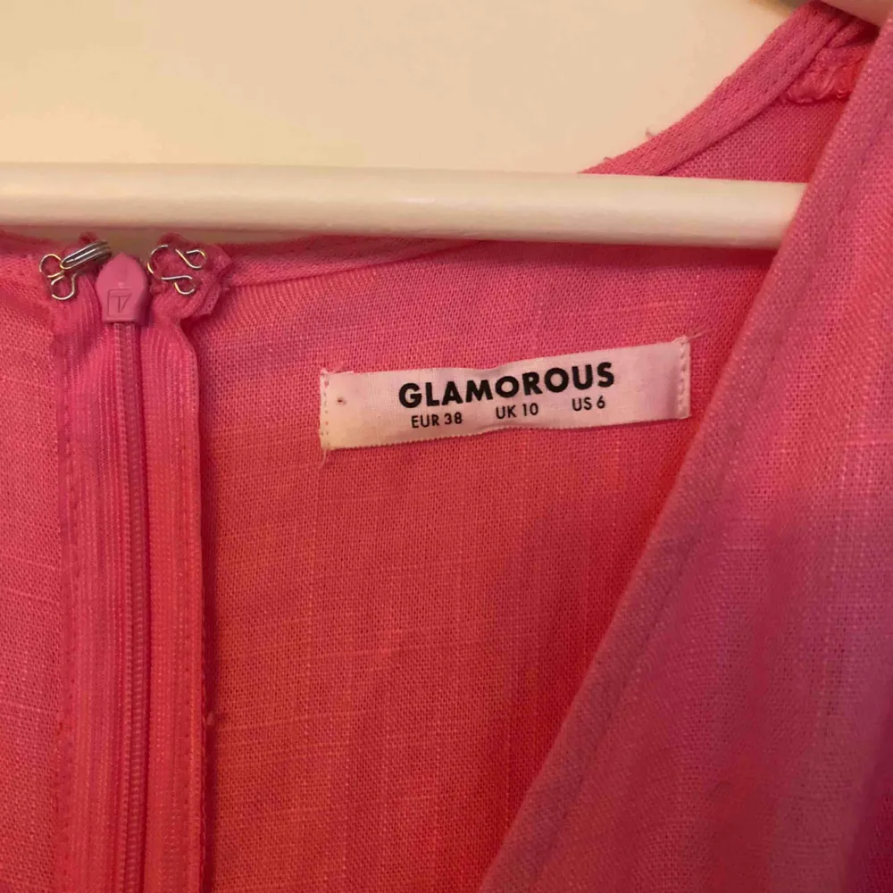 Starkt rosa klänning i storlek 38. Använd endast vid 1 tillfälle. Säljs då den är för kort över rumpan. Köpt på Nelly.com . Klänningar.
