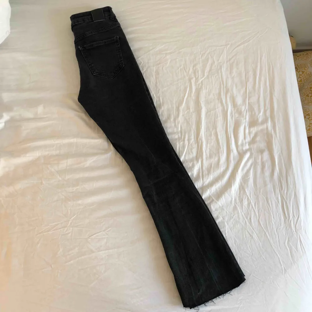 Svarta bootcut jeans som är klippta så de slutar liten bit över vristen (ungefär som på sista bilden), storlek 26 något små passar nån som är ca 165cm lång. Möts upp i Stockholm eller fraktar. Jeans & Byxor.