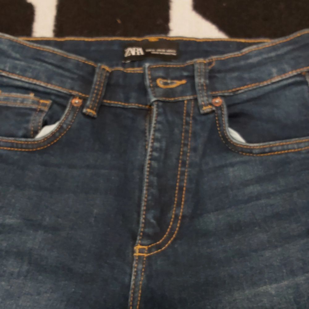 Ett par (nya jeans ) från zara, har aldrig använt ddet. Dem är korta för mig,om du är runt 1151så är det perfekt . Jeans & Byxor.
