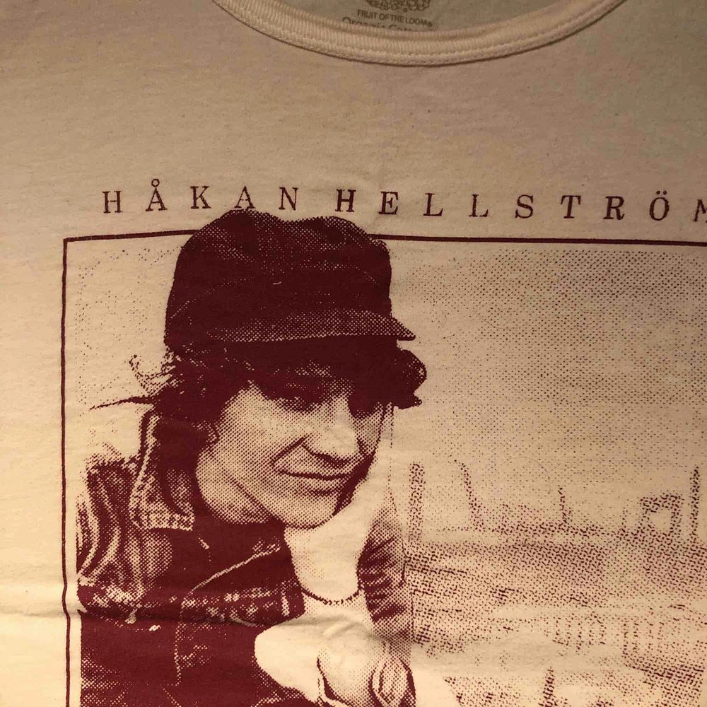 Inköpt när Håkan Hellström spelade på Skansen 10 år sedan cirka, sparsamt använd och säljs nu för att man vuxit sen dess! Kan mötas upp i Stockholm, annars ingår frakt i priset.. T-shirts.