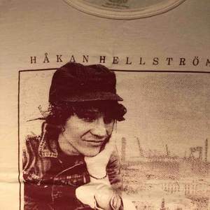Inköpt när Håkan Hellström spelade på Skansen 10 år sedan cirka, sparsamt använd och säljs nu för att man vuxit sen dess! Kan mötas upp i Stockholm, annars ingår frakt i priset.