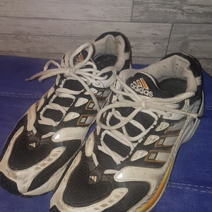 Vintage Adidas löparskor - Adidas löparskor i storlek 43, 6/10 condition men fungerar fortfarande helt utmärkt. Frakt ingår i priset. DM fför fler bilder/info.
