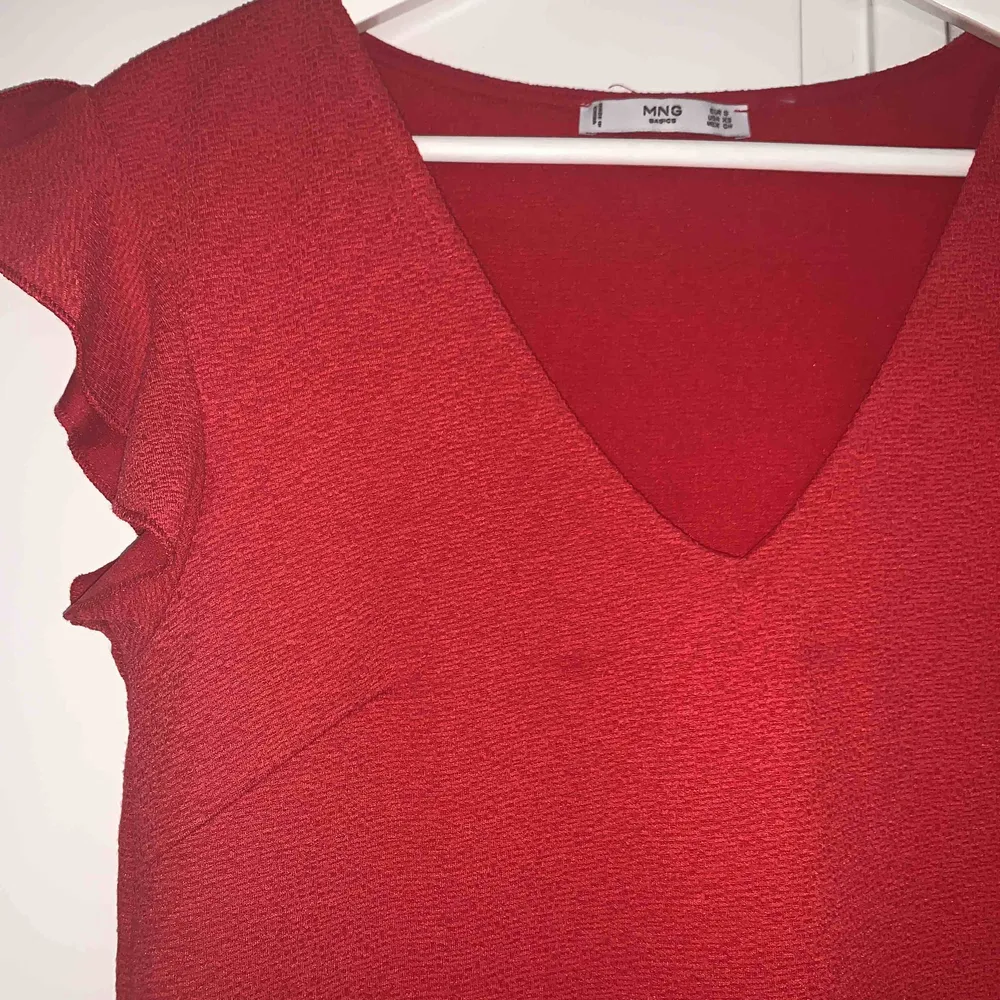 superfin röd klänning från Mango, rak modell och går typ precis till knäna på mig (157) använd några gånger så är i fint skick.  köpare står för frakt❤️. Klänningar.