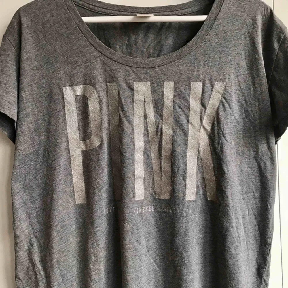 En grå oversize t-shirt från Victoria’s Secret PINK med print. Klassas tydligen som ”sleepwear” men jag har använt till vardags.   Väldigt mjuk och bekväm.   Portokostnad står köparen för. . T-shirts.