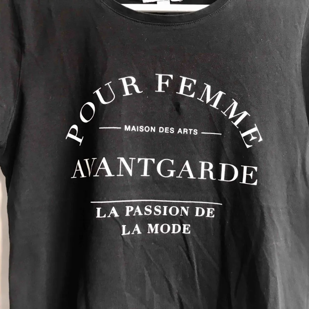 Svart t-shirt med vitt tryck på franska. Kan inte franska så ingen aning vad det står :))  Storlek M  Köparen står för eventuell portokostnad. T-shirts.