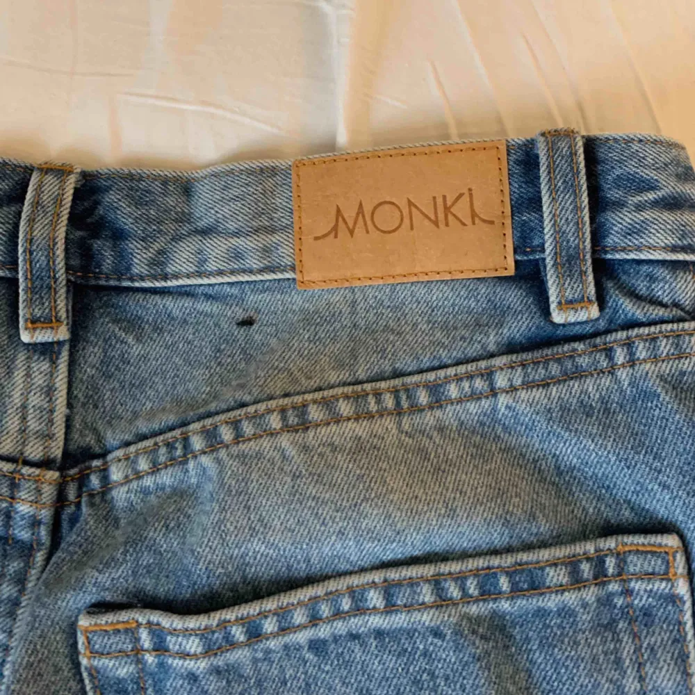 Oanvända och otvättade Yoko jeans från monki. Storlek 29/32. Säljer pga för små för mig.. Jeans & Byxor.
