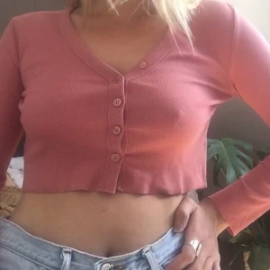 Cropad knapp tröja - Den är köpt cropad och färgen är super fin! Köpt i Australien så ett kap för sig som gillar australienskt mode men inte vill betala svin dyr frakt;)