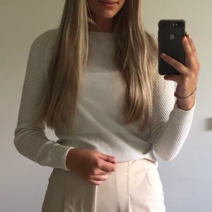 Vit sweatshirt - fint skick, 100kr inklusive frakt (lite för litet för mej...)